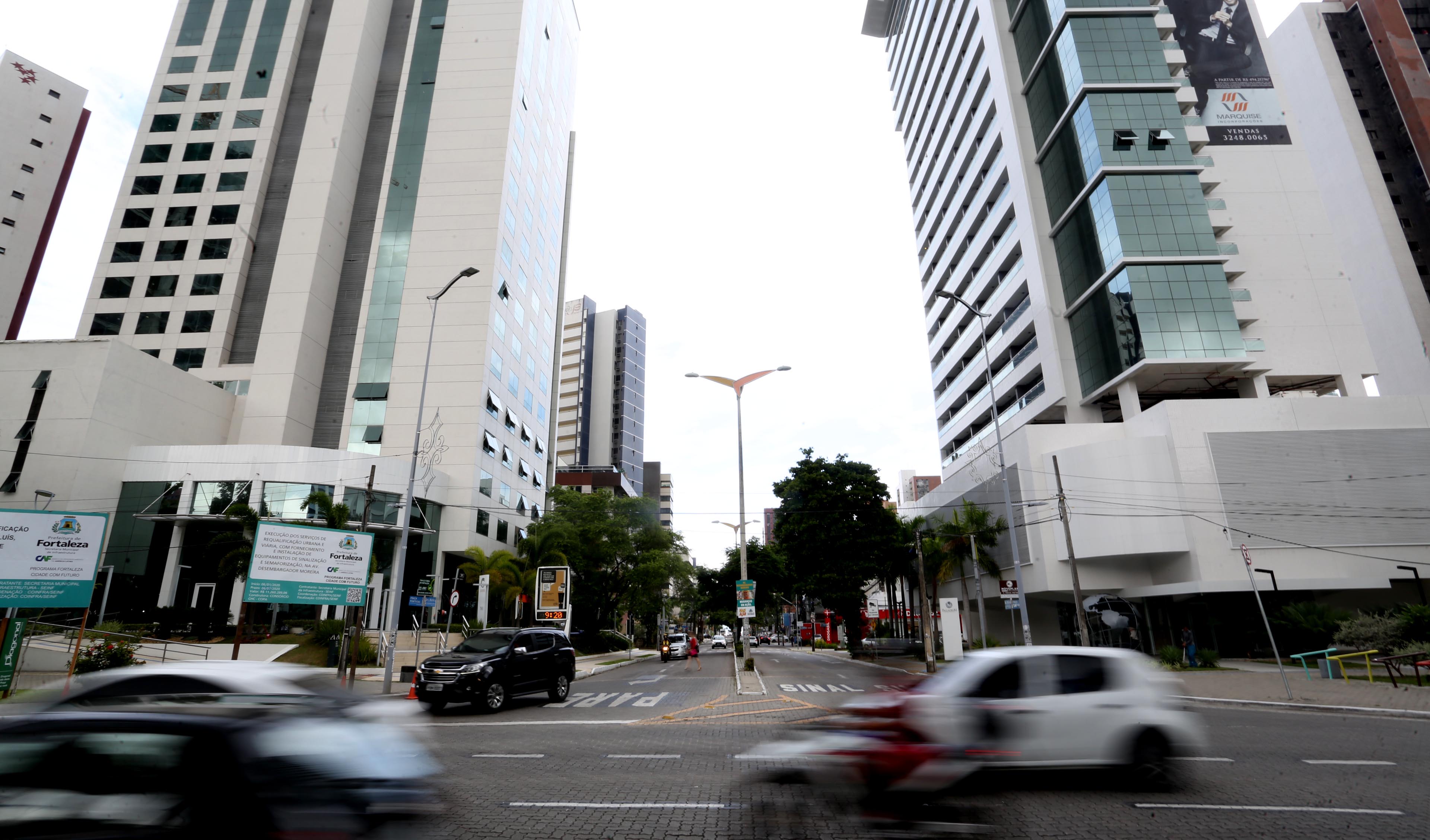 imagem da avenida desembargador moreira com carros passando